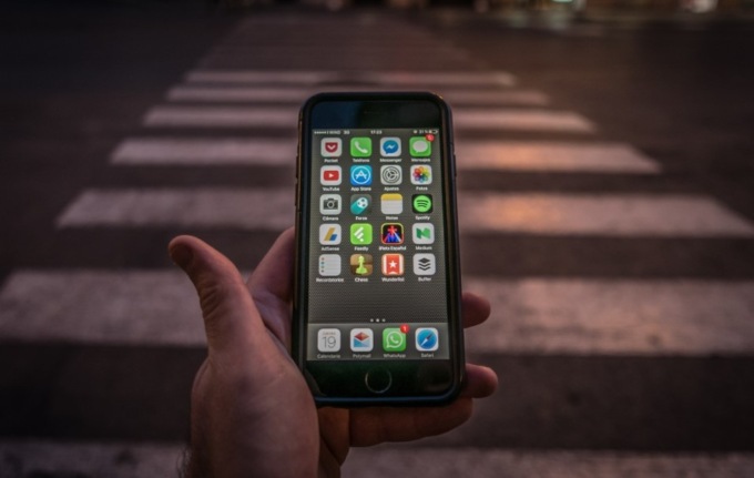 Ora le compagnie telefoniche spengono le frequenze di notte per risparmiare: cosa cambia per gli utenti