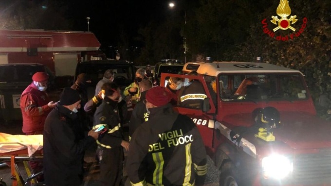 Va a fare pipì nel bosco e cade in una scarpata: 70enne salvato da un cane e da… un albero