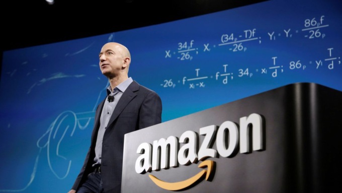 Jeff Bezos licenzia 10mila dipendenti, ma intanto promette: “Donerò parte della mia ricchezza in beneficenza”
