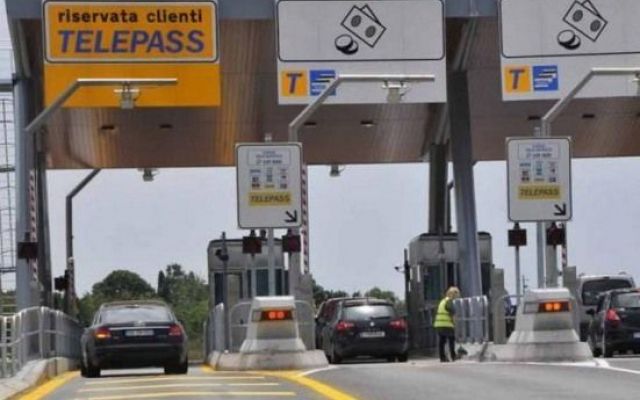 Si accoda alle altre auto e passa a scrocco al casello per 145 volte: ora Autostrade le chiede un maxi risarcimento