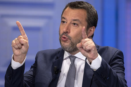 Tensione ai massimi livelli con Parigi, Salvini rispolvera la linea dura dei porti chiusi