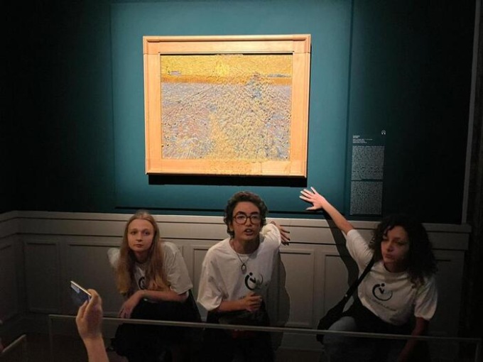 Rischiano cinque anni di carcere le giovani ambientaliste che hanno imbrattato la teca di un Van Gogh
