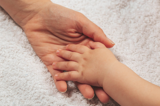 Bimba di 4 anni resta accanto alla mamma morta tutta notte: “Fate piano, sta dormendo”