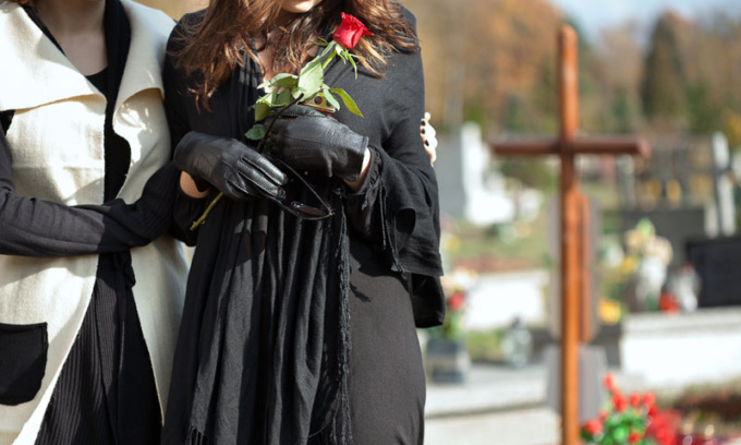 Solo al funerale la ex e la compagna scoprono che aveva già una legittima moglie