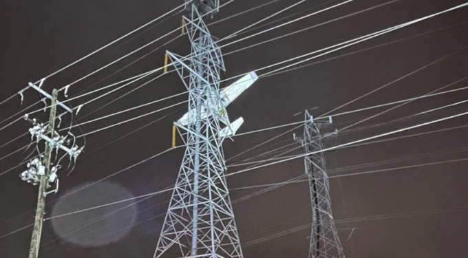 Aereo si schianta contro la “torre” della corrente, pilota e passeggero sospesi nel vuoto: il video