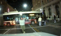 Il video dell'autobus fantasma senza autista (ma con passeggeri) contro il semaforo