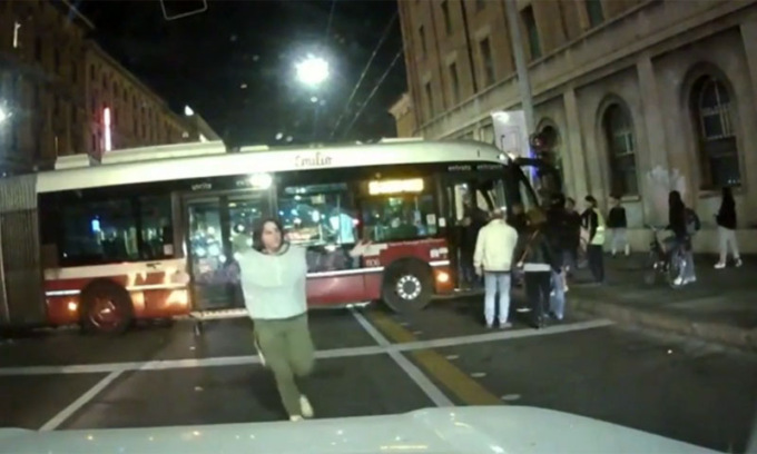 Il video dell’autobus fantasma senza autista (ma con passeggeri) contro il semaforo
