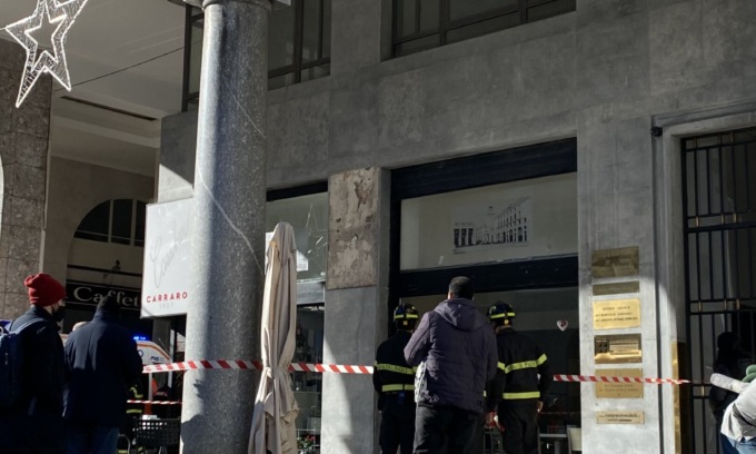 Giovane passeggia per strada e gli finisce un pezzo di muro in testa