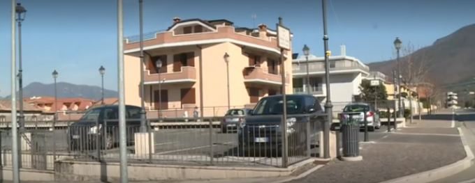 Papà getta figlia di due anni dal terzo piano: salvata da una rete metallica