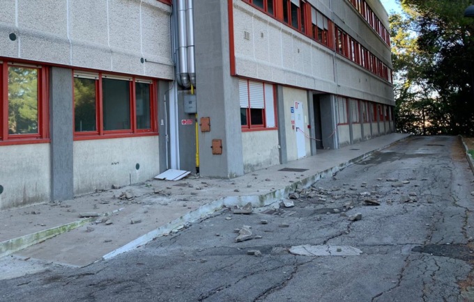 Chiama la madre dopo il terremoto nelle Marche e scopre che era morta da due mesi