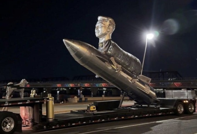 Chi ha costruito la statua gigante di Elon Musk (e gliel’ha pure regalata)