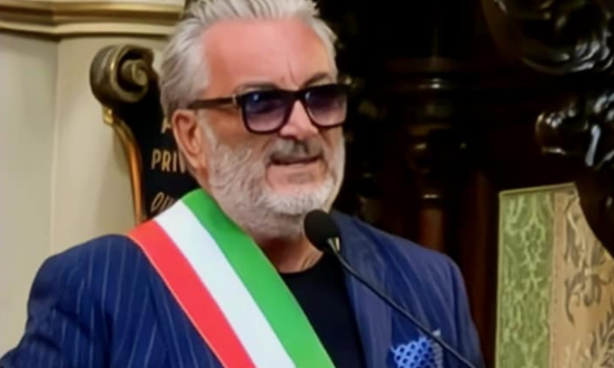 Tenta di uccidere a martellate il sindaco del suo paese: era geloso