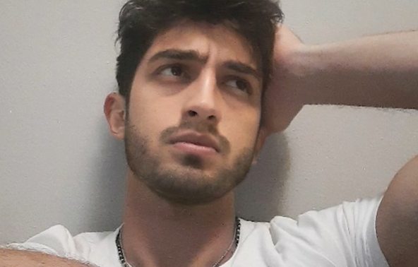 Conosce una ragazza in chat, ma in realtà era un uomo e voleva truffarlo
