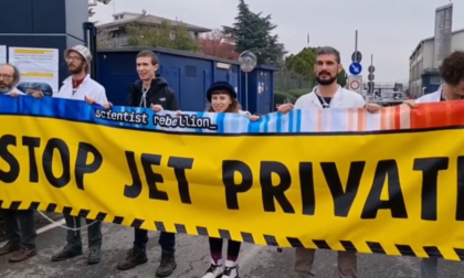 Attivisti di Ultima Generazione bloccano lo scalo di jet privati a Milano