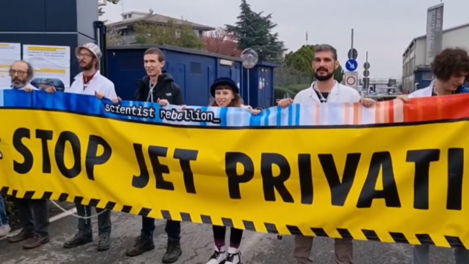 Attivisti di Ultima Generazione bloccano lo scalo di jet privati a Milano