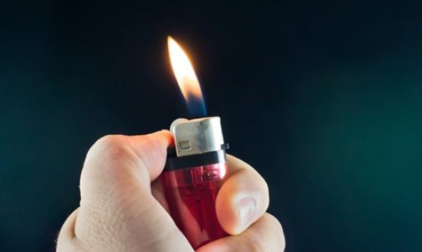 Perde il controllo dopo un litigio e tenta di dare fuoco alla moglie