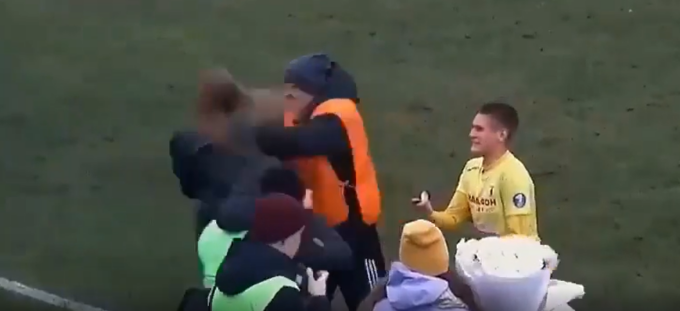 Steward guastafeste: calciatore chiede alla fidanzata di sposarlo in campo, ma…