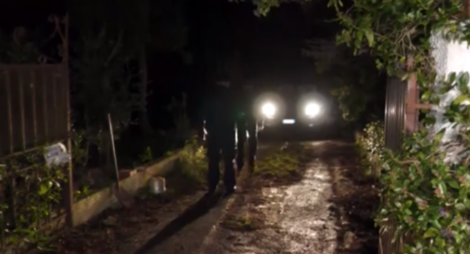 Cadavere di un’anziana di 82 anni congelato in un frigorifero in campagna