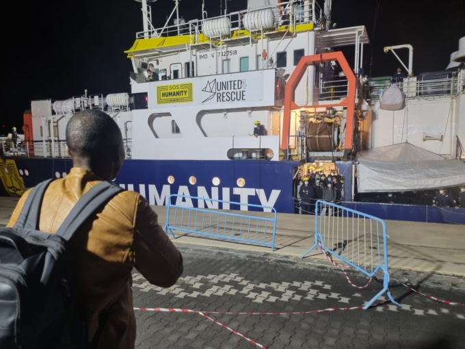 Migranti arrivati a Catania: sbarcano donne, bambini e fragili. Sugli altri è battaglia