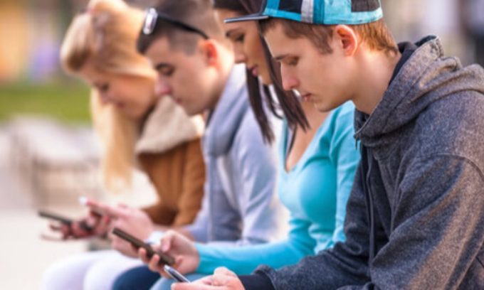 Sotto i 16 anni niente accesso ai social: la richiesta del Parlamento Europeo