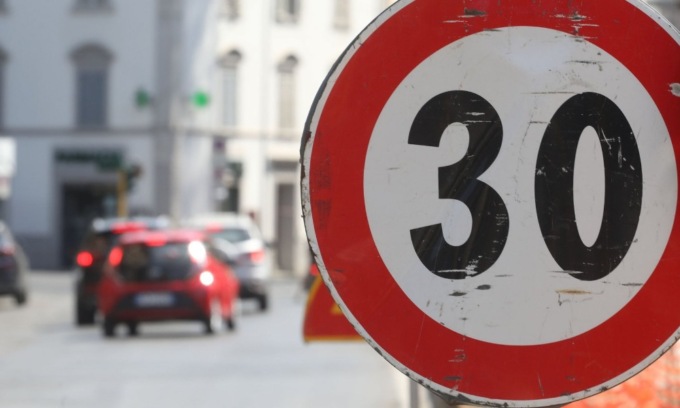 L’utopia del limite a 30 all’ora nelle metropoli: dopo Bologna, anche Torino