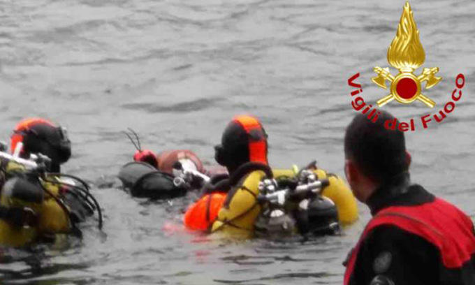 Dovevano curare il cane, l’hanno gettato nel lago in un sacco pieno di sassi