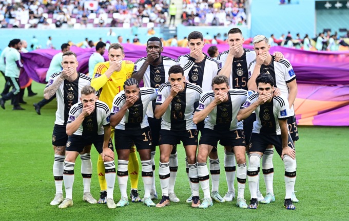 germania mano bocca