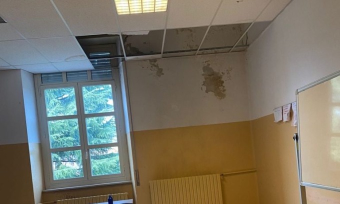Ricordano compagno morto per crollo soffitto classe… e ne fanno venir giù un altro