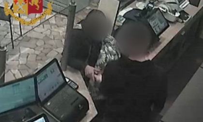 Il video del tabaccaio ipnotizzato e rapinato di ben 8mila euro da due “fattucchiere”