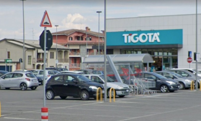 La commessa lo becca a rubare, lui la aspetta fuori dal negozio e la sperona con l’auto