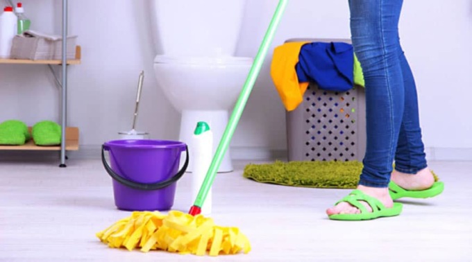Un italiano su due passa oltre 6 mesi della sua vita a pulire il bagno