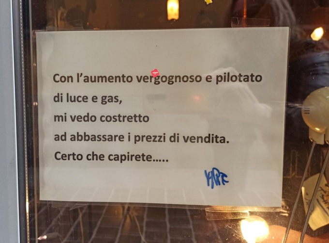 Il negoziante che per contrastare il caro bollette… abbassa i prezzi