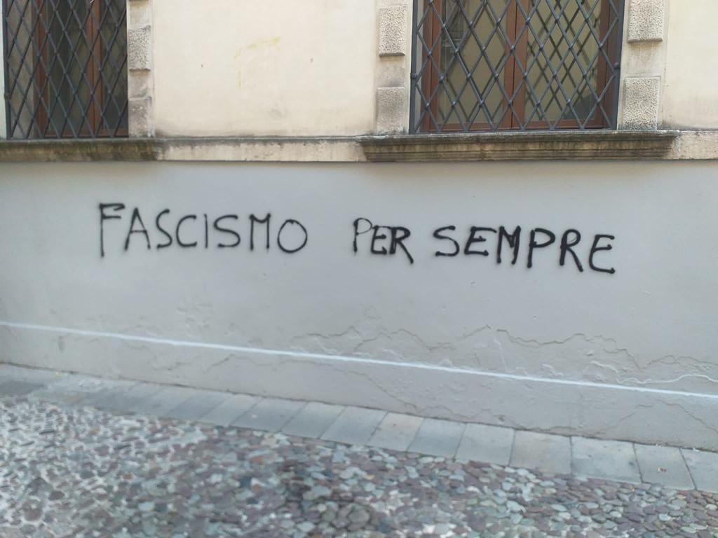 Padova si sveglia con scritte inneggianti al fascismo per la città: indagati 5 giovani