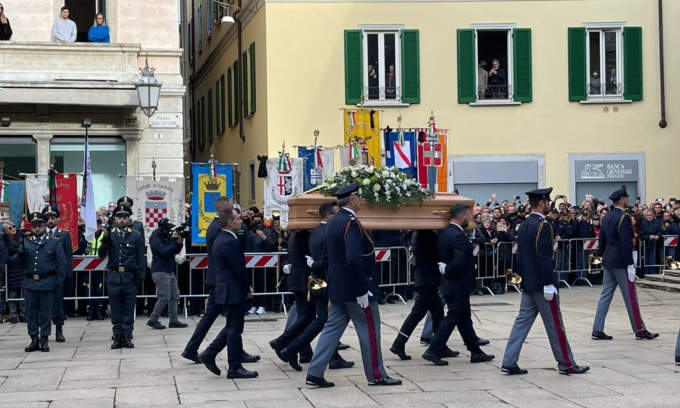 I funerali di Roberto Maroni nella sua Varese, il monsignore: “Uno di noi”