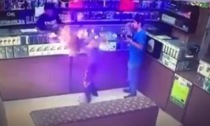 Accende una sigaretta in un negozio e prende fuoco: il video