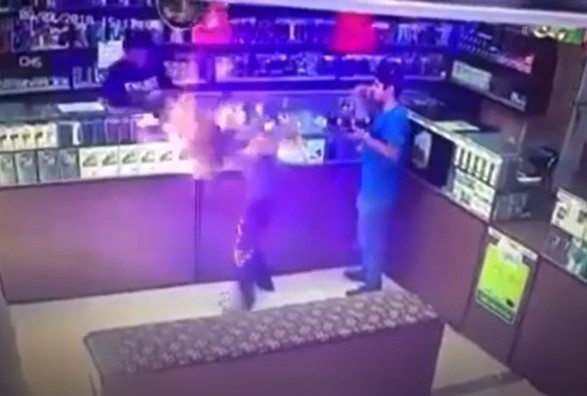 Accende una sigaretta in un negozio e prende fuoco: il video