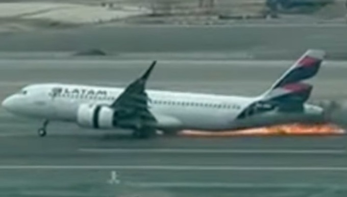 Aereo travolge camion dei pompieri in pista: morti due vigili del fuoco