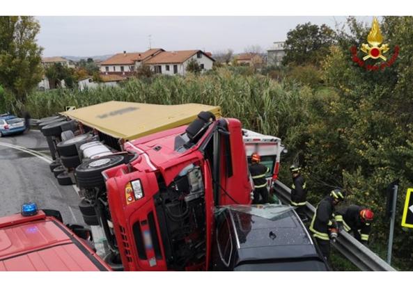 Tir si ribalta e schiaccia un’ambulanza: morti autista e paziente