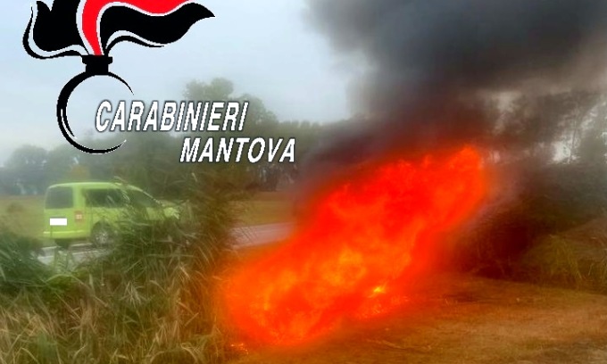 Incastrata nell’auto in fiamme, salvata in extremis da un carabiniere
