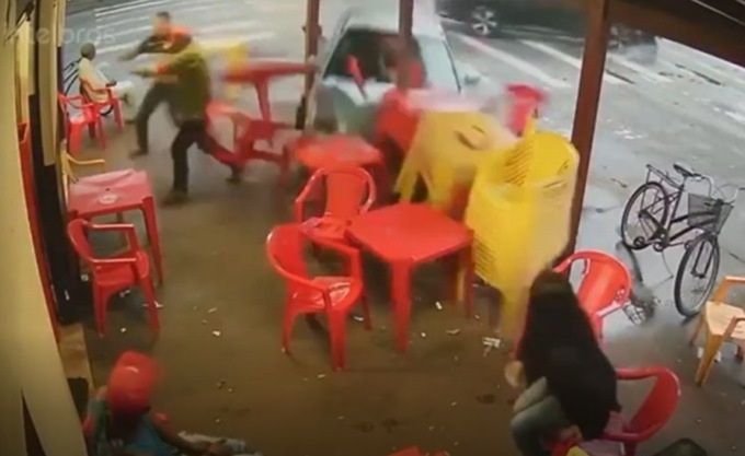 Auto piomba sui tavolini del bar tra i clienti: il video