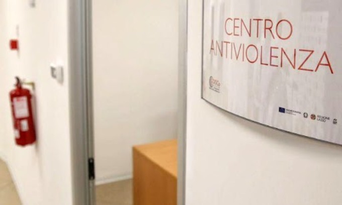 Dopo gli abusi chiama il centro antiviolenza, ma viene respinto perché… è un uomo