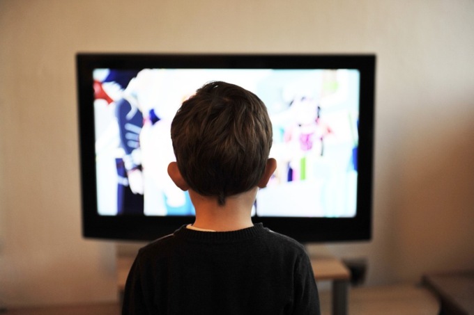 Le abitudini di vita dei bambini: a scuola in auto e tanto tempo davanti alla tv