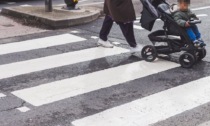 Bambino di 2 anni investito da un'auto nel passeggino: è grave, la mamma illesa
