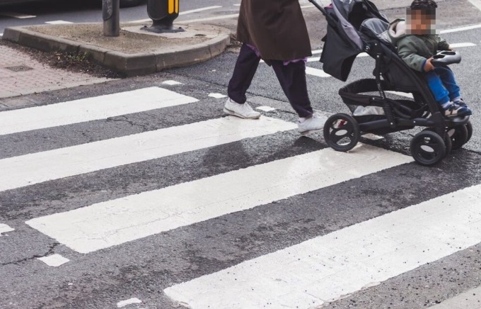 Bambino di 2 anni investito da un’auto nel passeggino: è grave, la mamma illesa