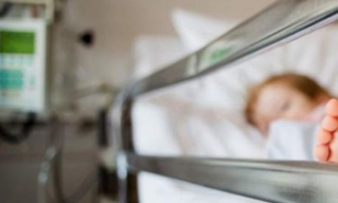 Bimbo di 18 mesi ingoia hashish in casa e finisce in Terapia intensiva