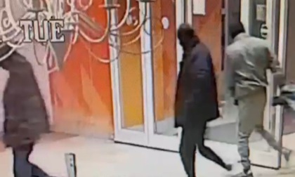 Rapinatori in fuga sparano nel centro commerciale tra i clienti