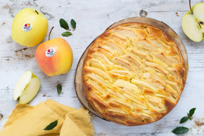 Ricetta per torta di mele con robiola e uvetta