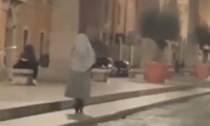 Il video virale della suora in monopattino per le vie di Roma