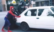 L'auto è in panne: la fanno ripartire... Batman, Spiderman e Darth Vader