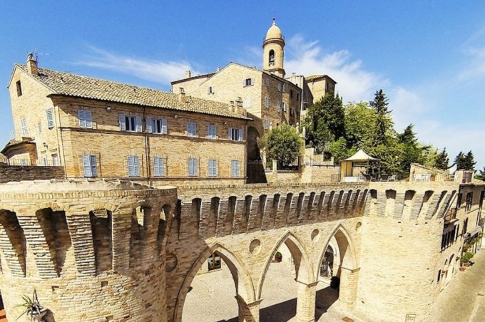 Intero borgo medievale in affitto per pochi euro a notte (e gli stranieri diventano matti)